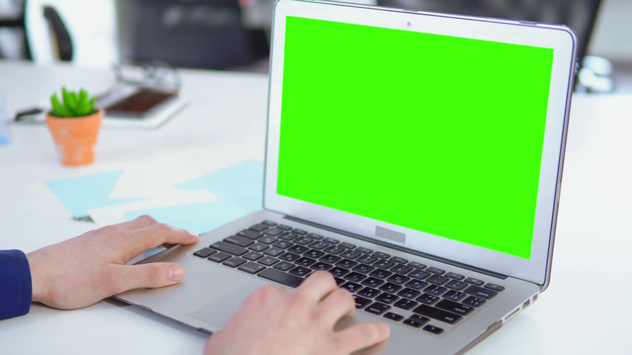 detalles de primer plano hombre escribiendo en el teclado portátil