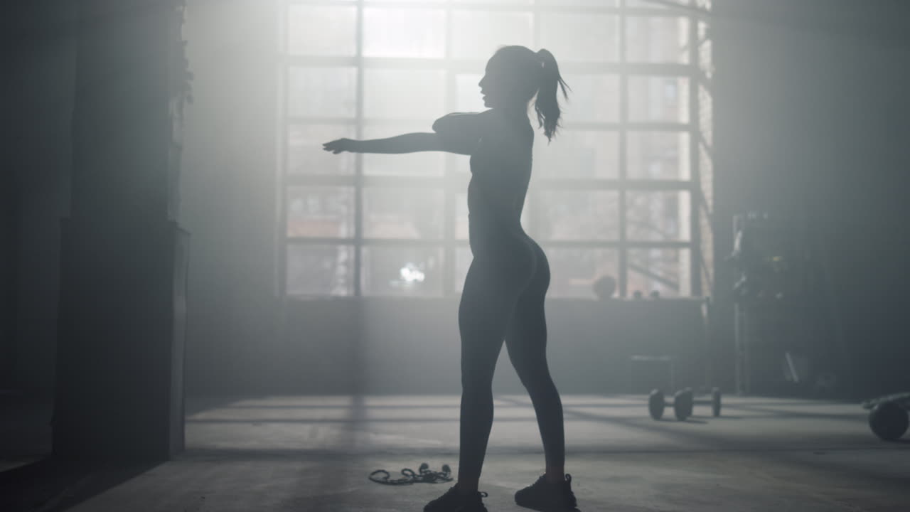 스포츠 클럽 에서 스트레칭 운동 을 하는 여자. 여자 운동 선수 가 손 을 따뜻 히 하는 것