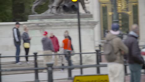 Polizeiauto-Rast-Am-Victoria-Memorial-Vorbei