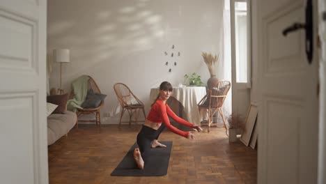 mujer haciendo yoga en casa