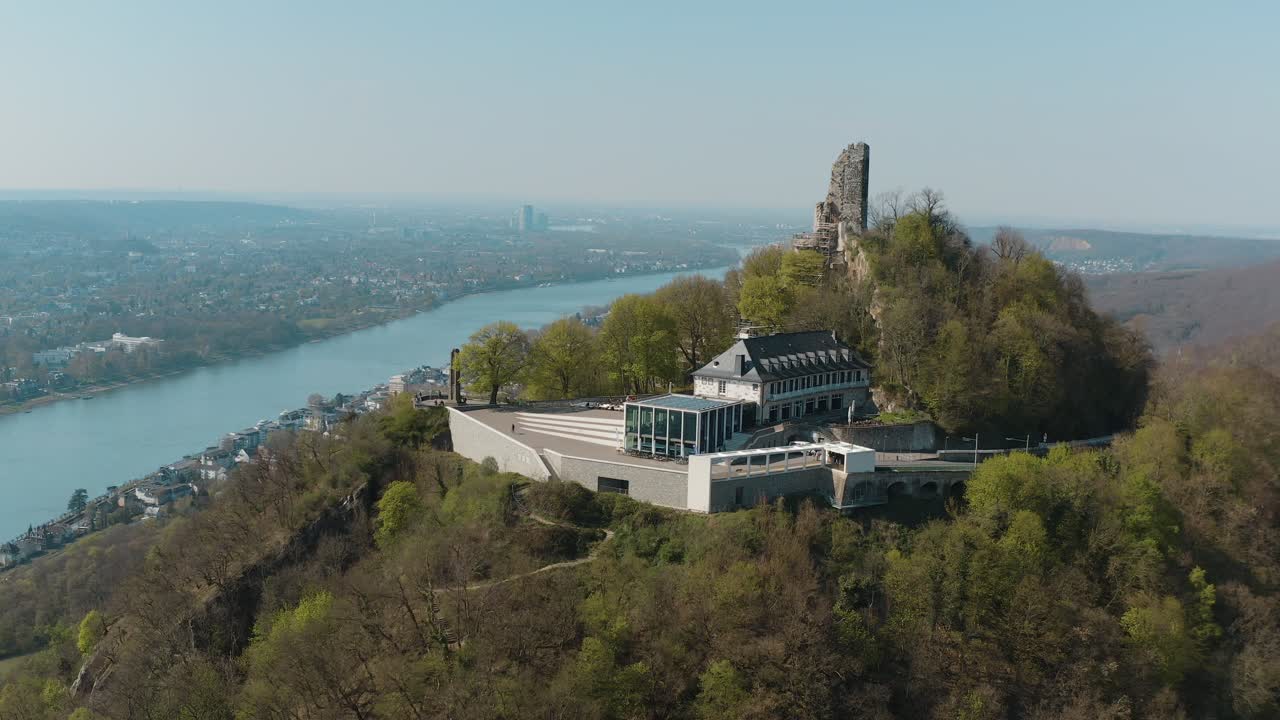 drone - toma aérea de la ruina drachenfels con el río rhine siebengebirge cerca de bonn - königswinter 30p