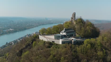 drone - aerial shot of the ruin drachenfels with the river rhine siebengebirge near bonn - königswinter 30p