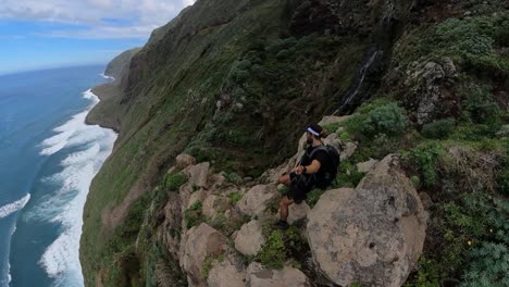 un hombre joven y fuerte camina por el borde de la quebrada do negro en madeira