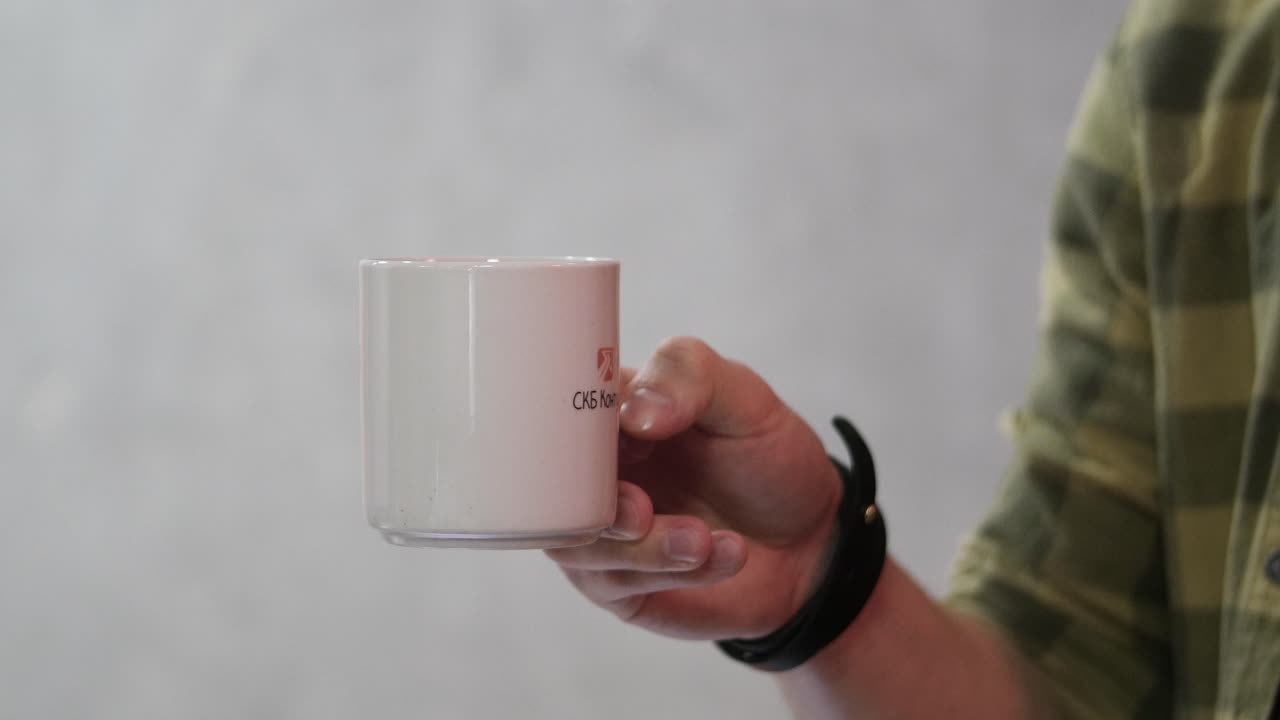 음료와 개인 간의 상호 작용