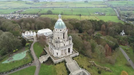 vista aérea hito histórico edificio de cúpula de cobre ashton memorial campiña inglesa empujar hacia arriba inclinar hacia abajo