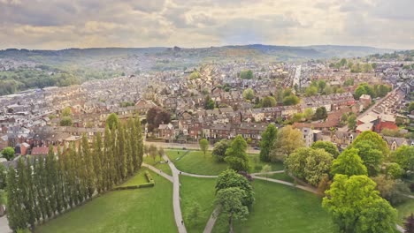 Aerial-ascending-view-of-a-residential-area-in-the-Hillsborough,-Sheffield,-UK