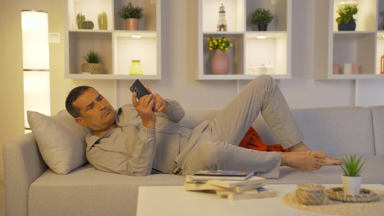 hombre adicto al teléfono.