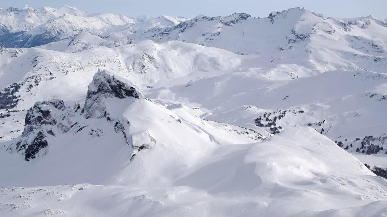 Wunderschöne schneebedeckte sonnige Winterberglandschaft (Luftaufnahme)
