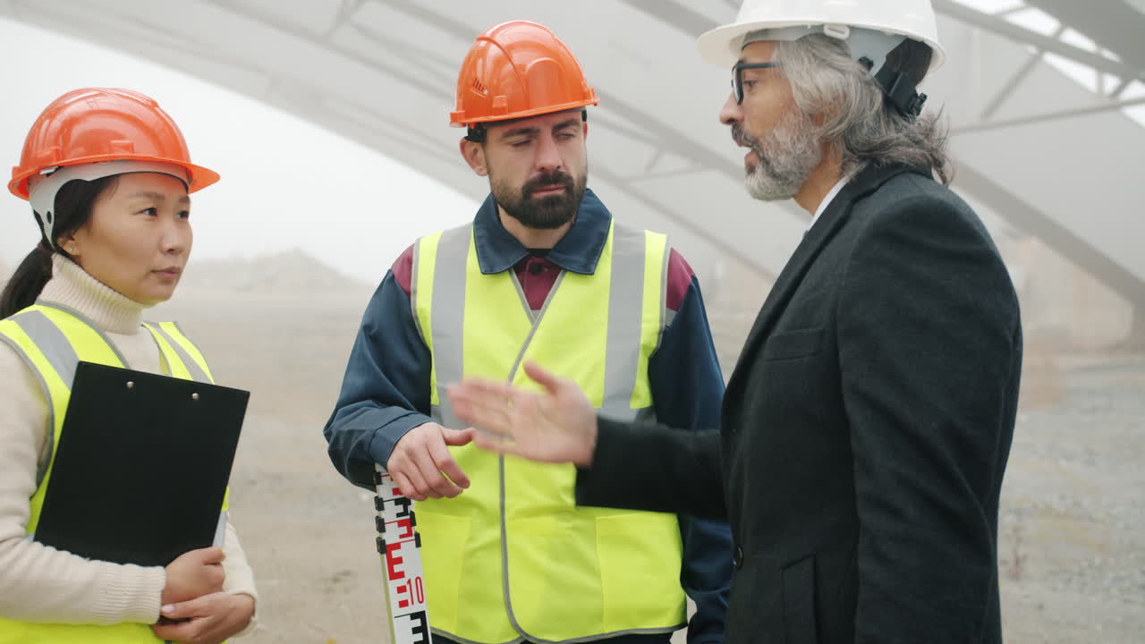 reunión en el sitio de construcción