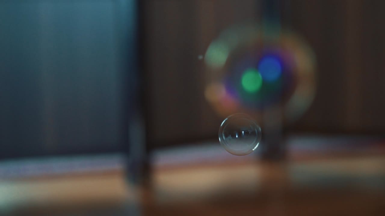 비눗방울이 떨어지면서 더 큰 거품에 의해 파괴됨