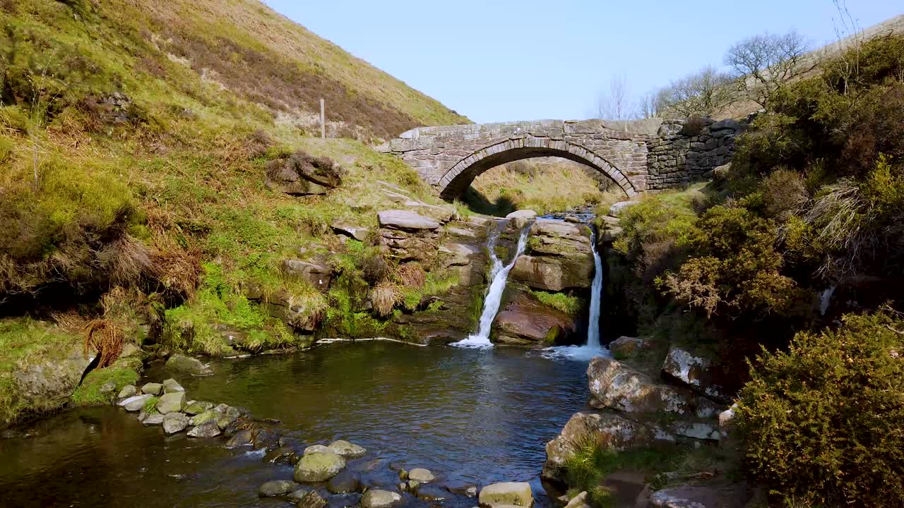 río dane y cascadas en three shires head, el punto de encuentro de los condados de cheshire, derbyshire y staffordshire, parque nacional del distrito pico, reino unido
