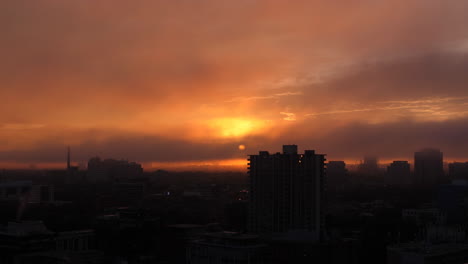 La-Hora-Dorada-Ilumina-El-Cielo-Más-Allá-De-Los-Edificios-De-La-Metrópolis.