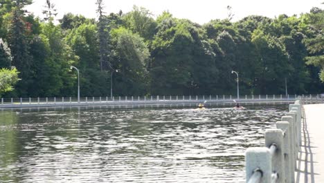 Gente-Del-Canal-Rideau-Disfrutando-De-Un-Paseo-En-Kayak-Por-El-Río