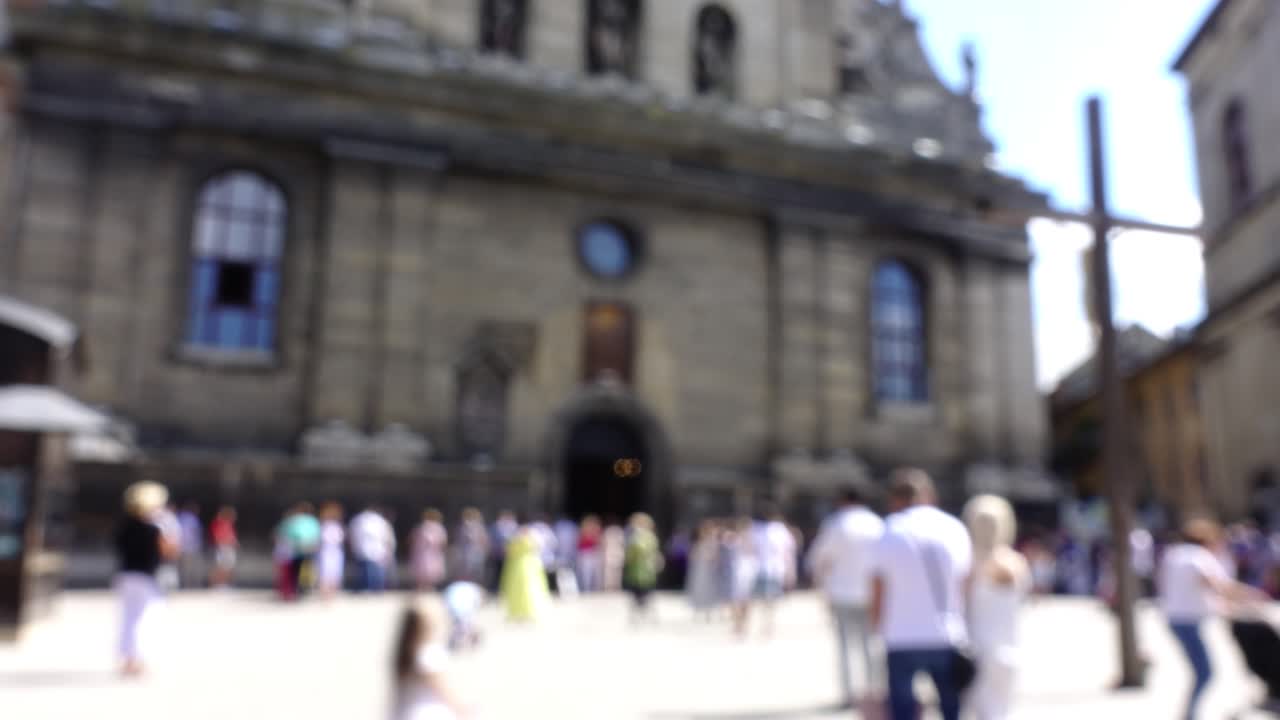 Le persone vicino alla Cattedrale Cattolica. Ripresa in time-lapse. Leopoli, Ucraina. Sfocato