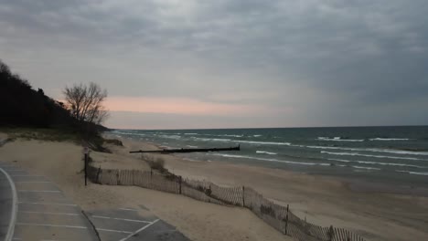 una tormenta que se avecina hacia el sur en las orillas del lago michigan