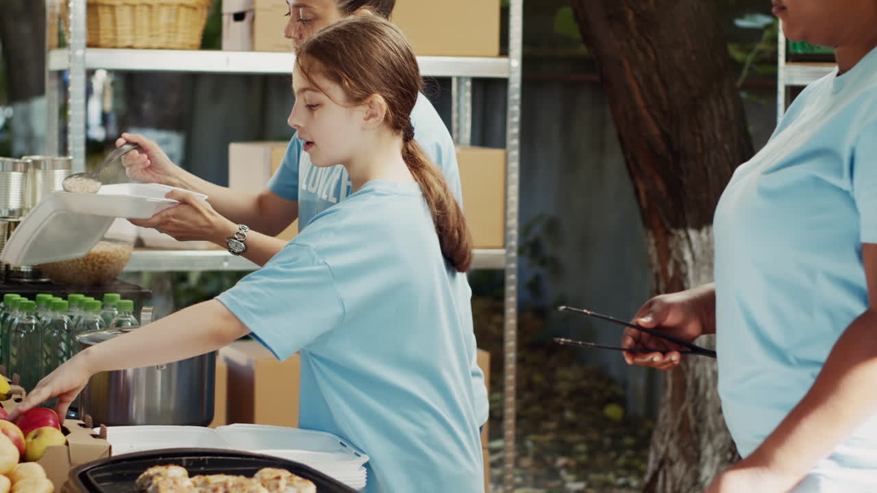 los voluntarios ayudan a los necesitados en la donación de alimentos