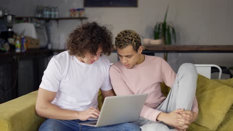 Zwei-Männliche-Schwule-Paare-Nutzen-Einen-Laptop-Für-Videoanrufe-Oder-Surfen-Im-Internet