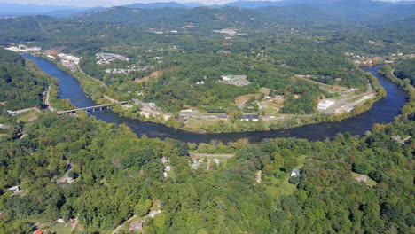 Asheville,-Carolina-Del-Norte-Y-El-Sinuoso-Río-Y-Paisaje-Francés-Amplio---Vista-Panorámica-Panorámica-De-Gran-Altitud