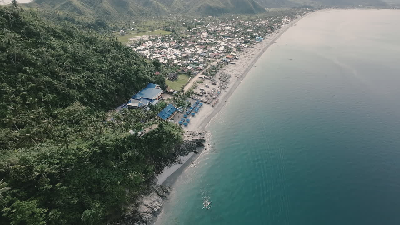 무인 항공기가 mabua surigao의 해변으로 내려갑니다.