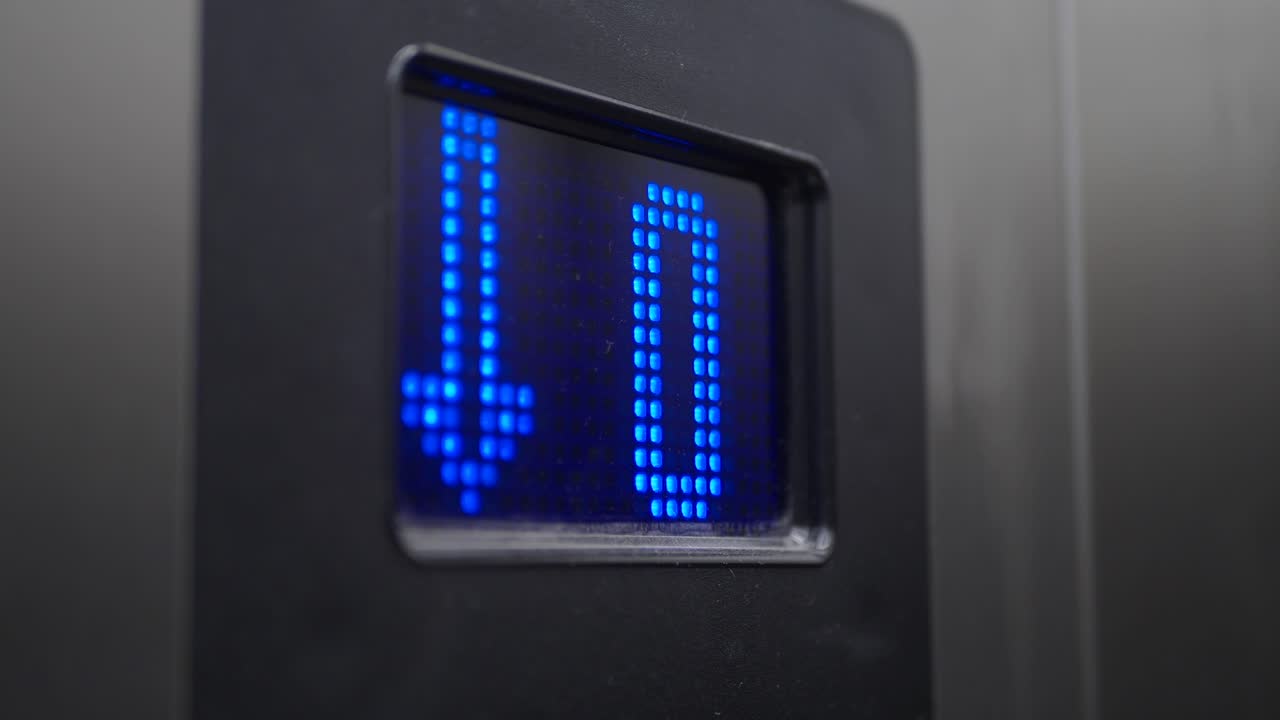 엘리베이터 패널에 11번을 표시하는 파란색 led 디스플레이