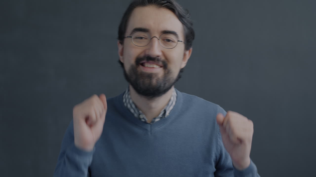 Hombre feliz celebrando