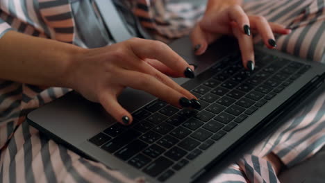 Journalistenhände-Mit-Laptop-Im-Remote-Büro,-Nahaufnahme.-Tastatur-Vom-Typ-„beschäftigtes-Mädchen“.