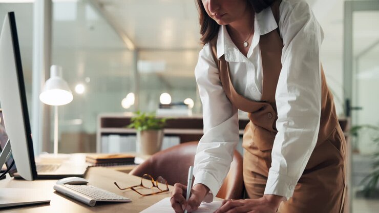 Imprenditrice che lavora in un ufficio