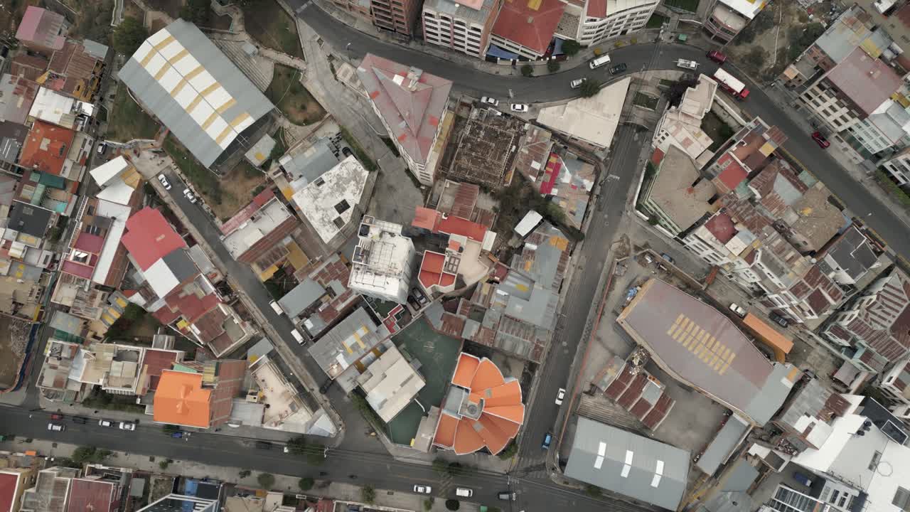 vista aérea de la calle de la paz, bolivia, casas, carreteras, automóviles y tráfico, volando sobre la capital de la concurrida ciudad metropolitana sudamericana