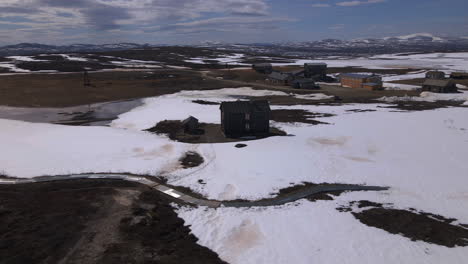 Video-De-Drone-De-Un-Antiguo-Sitio-Minero-En-Un-Paisaje-Noruego-Nevado-Fue-Capturado-En-Røros,-Storwartz