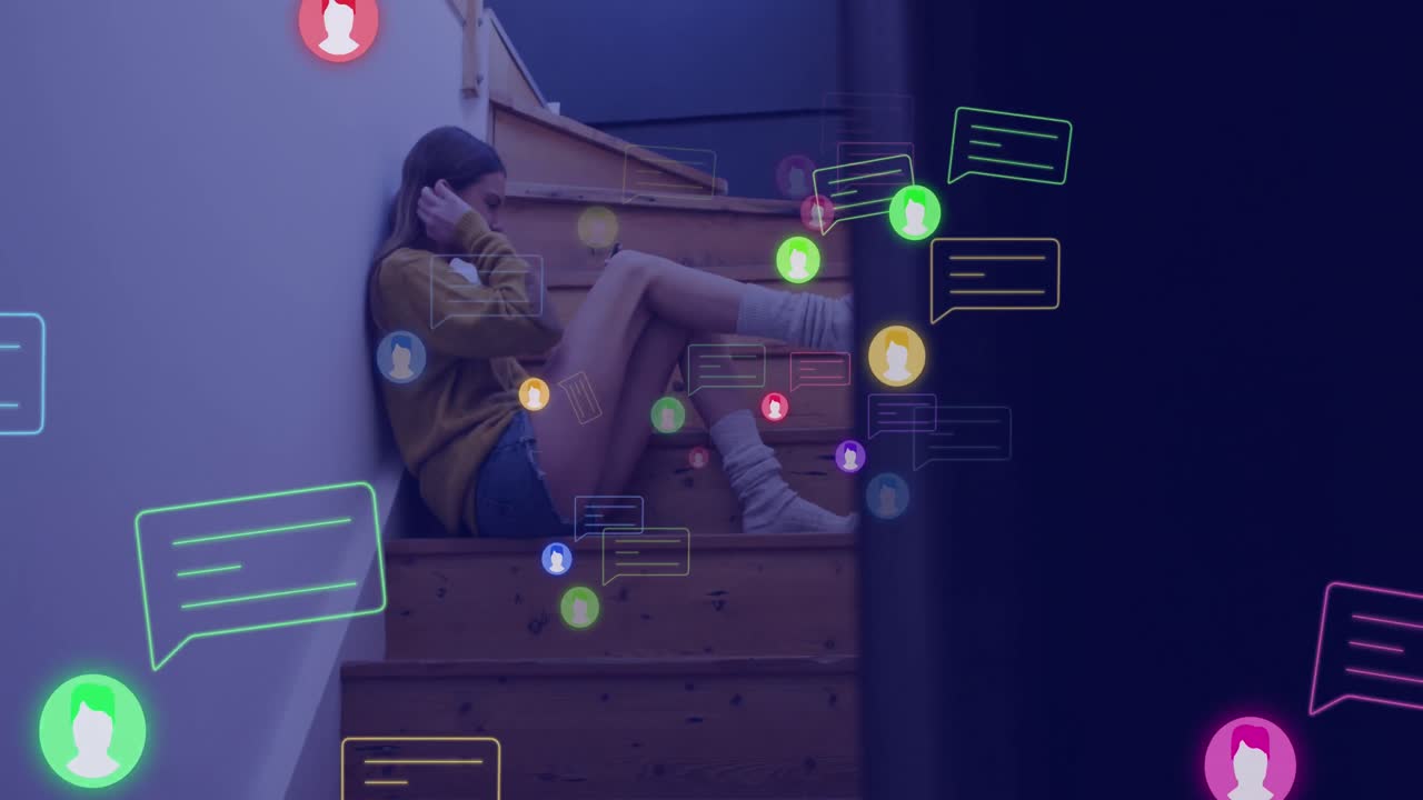 animación de iconos de redes sociales y procesamiento de datos sobre mujer caucásica usando teléfono inteligente.