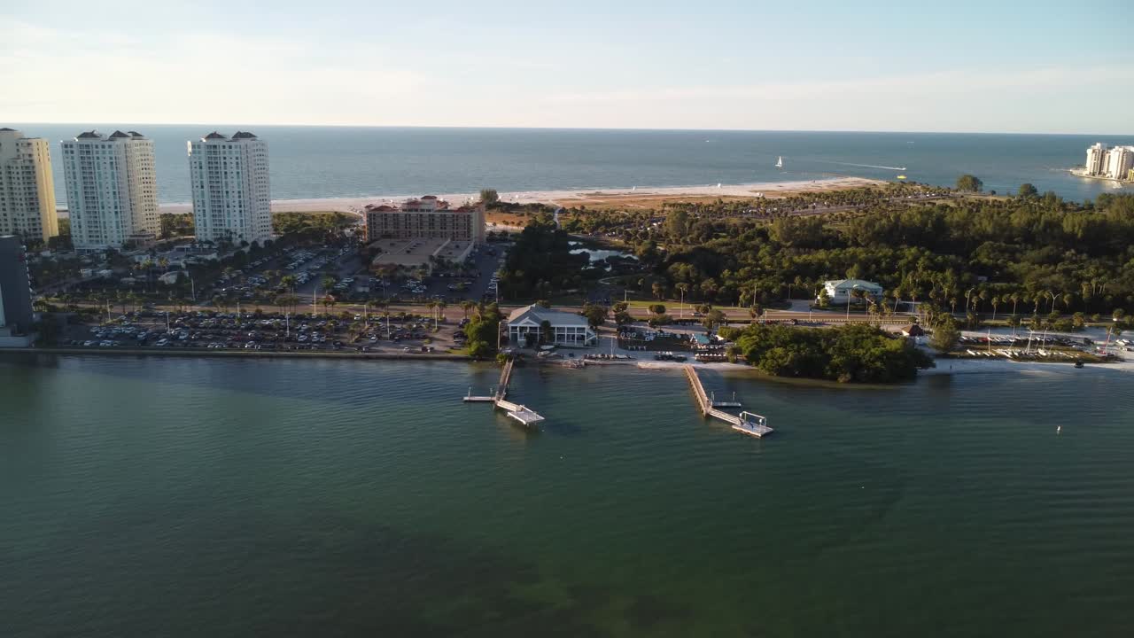 esta toma es la parte 1 de una colección de 3 tomas llena de hermosos edificios de gran altura con vista al golfo de méxico