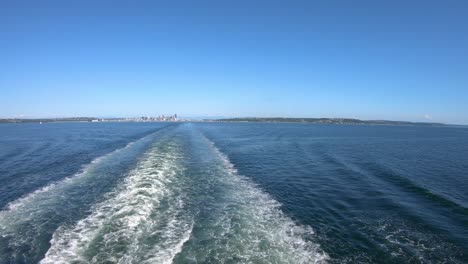 vista lejana del panorama costero de la ciudad de seattle, saliendo de la ciudad en barco