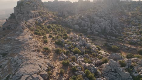 Luftdrohne-Vorwärts-Bewegender-Schuss-über-Erodierte-Felsformationen-Berggipfel-In-Torcal-De-Antequera,-Gesehen-Von-Oben-In-Spanien-Während-Der-Abendzeit