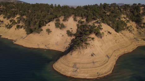 vista en el lago entre el bosque de montaña, sobre el agua del lago de montaña cristalina, agua dulce