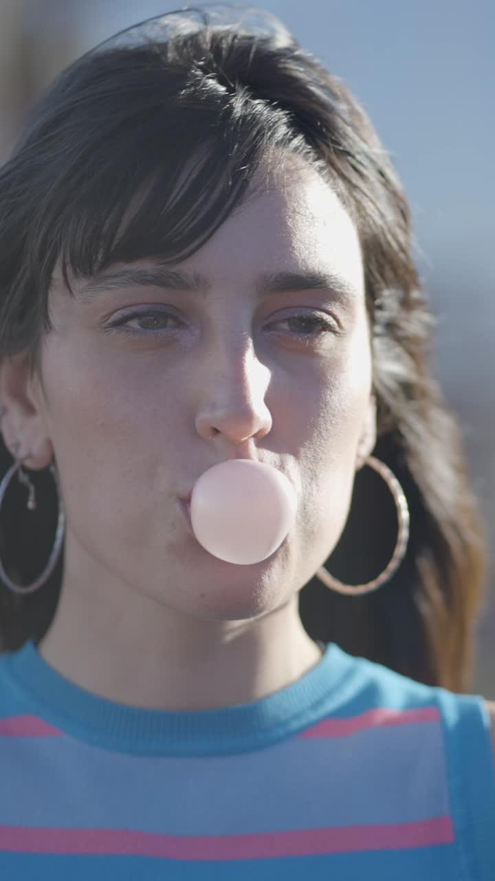 mujer soplando chicle