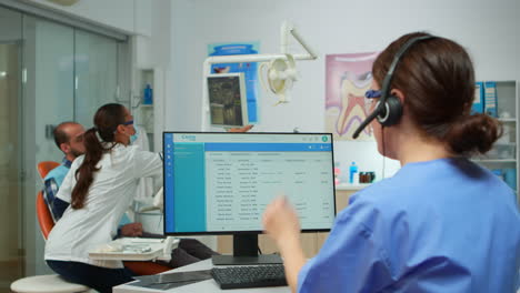 Enfermera-Hablando-Con-Pacientes-Usando-Auriculares-Haciendo-Citas-Dentales