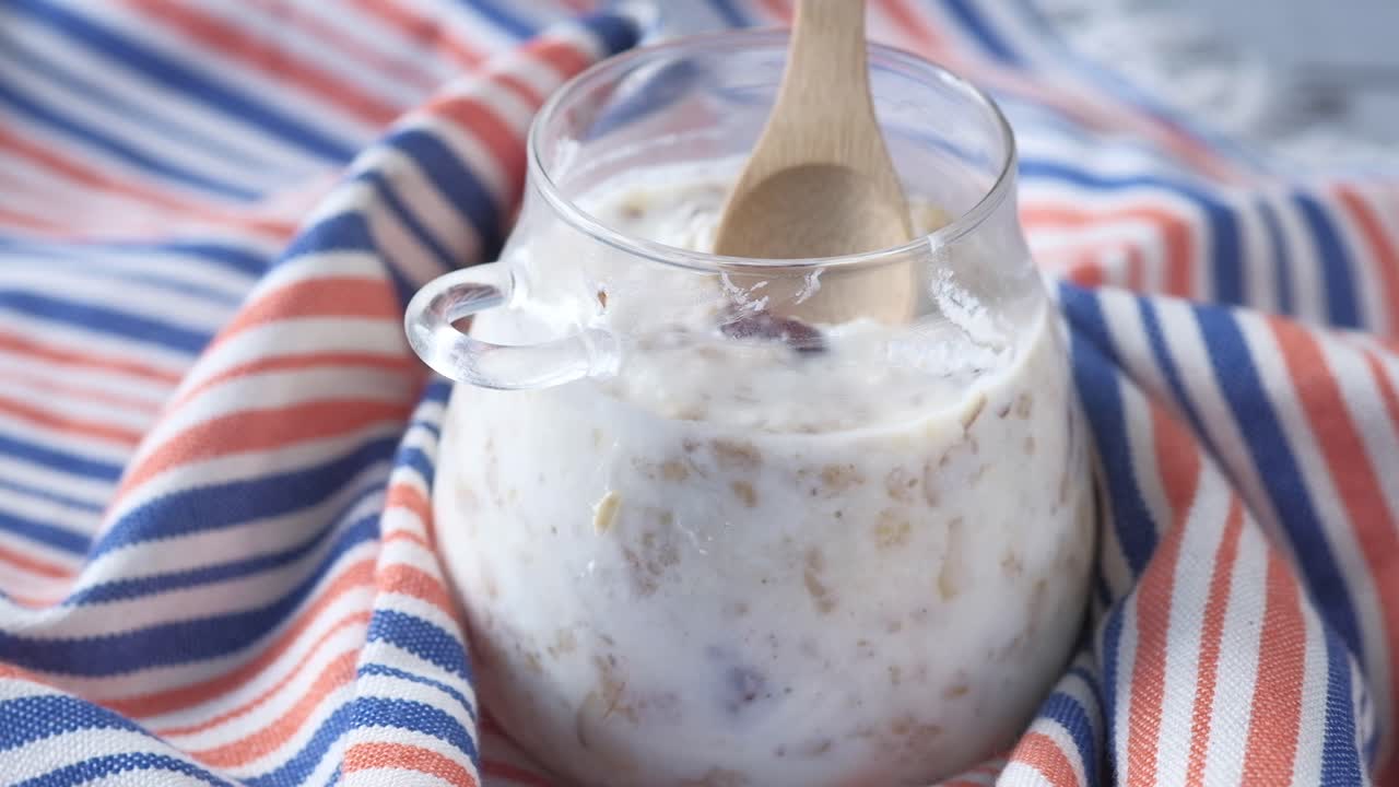harina de avena en frasco de vidrio con cuchara de madera