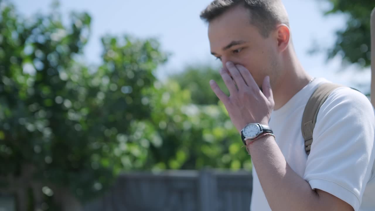 숲 근처의 거리에서 기타를 들고 는 젊은 남자