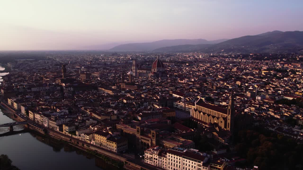 Ripresa con drone orbitante intorno a Firenze, Italia