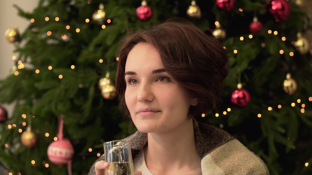 크리스마스 트리 에서 페인을 마시는 여자