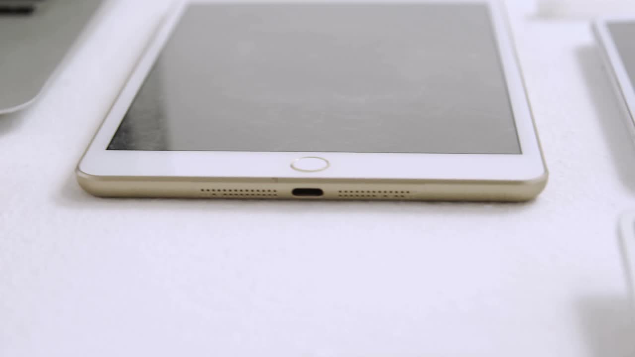 ⁇ 색 배경 4k에 조직자와 전자 기기