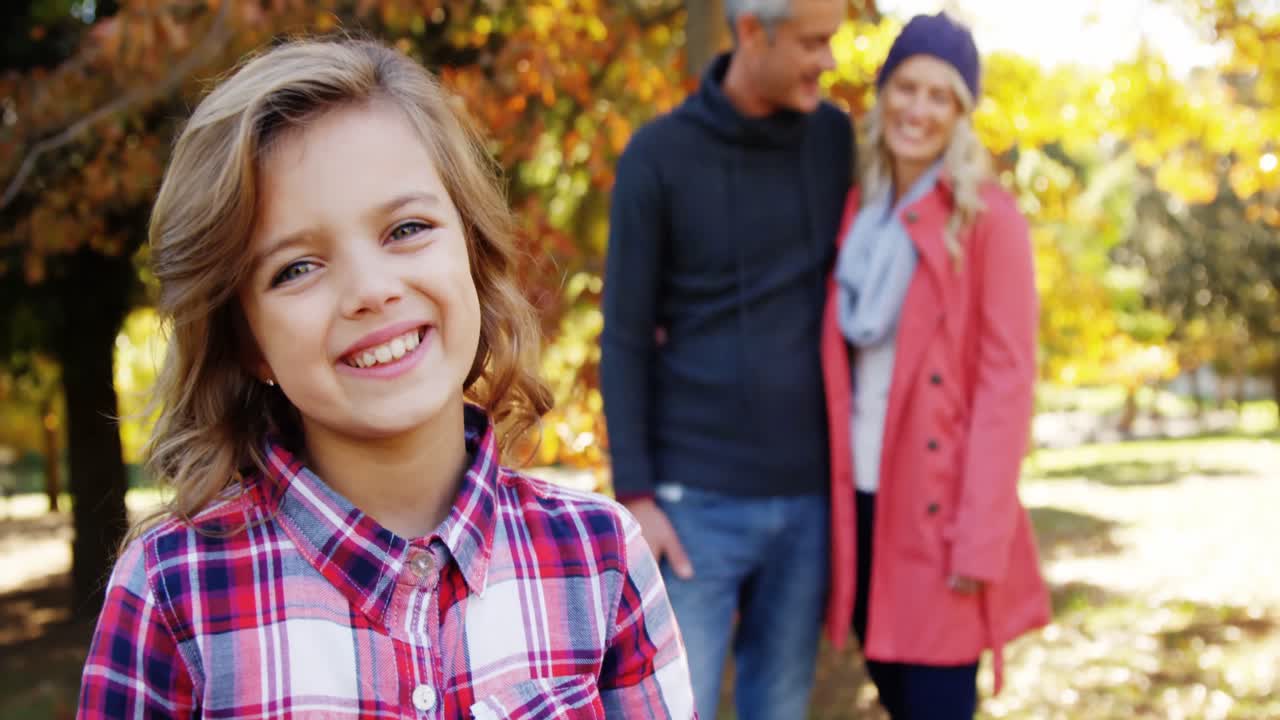 개 와 함께 야외 에 있는 가족
