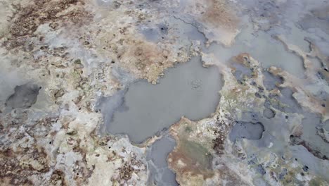 vista aérea inclinada hacia arriba sobre el área geotérmica de hverir con agua hirviendo en islandia