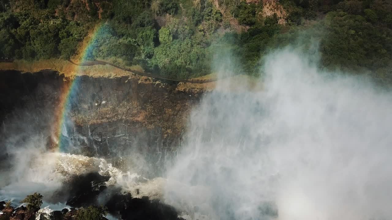 Afrika'da Zimbabve ve Zambiya sınırındaki Victoria Şelaleleri, Shungu Namutitima'nın havadan görünümü