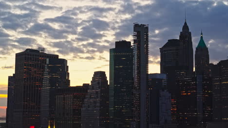 the east river separates manhattan from brooklyn and queens
