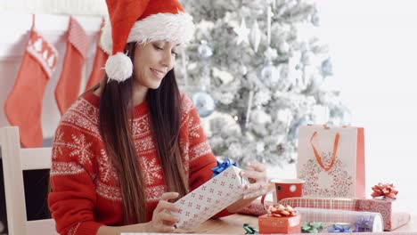 Mujer-Joven-Decorando-Sus-Regalos-De-Navidad.