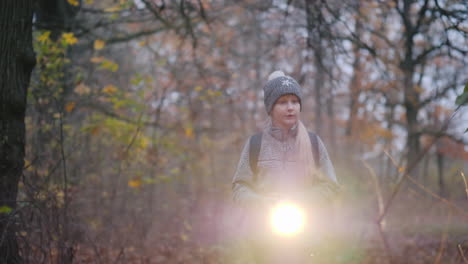 Ein-Kleines-Mädchen-Geht-Mit-Einer-Taschenlampe-In-Der-Hand-Durch-Einen-Dunklen-Wald-Und-Verirrt-Sich-Im-Wald