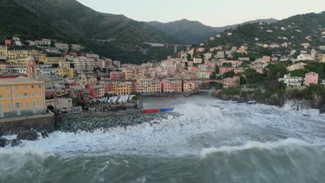 fuertes olas marinas rompiendo en el muelle del puerto en la costa de la ciudad de génova