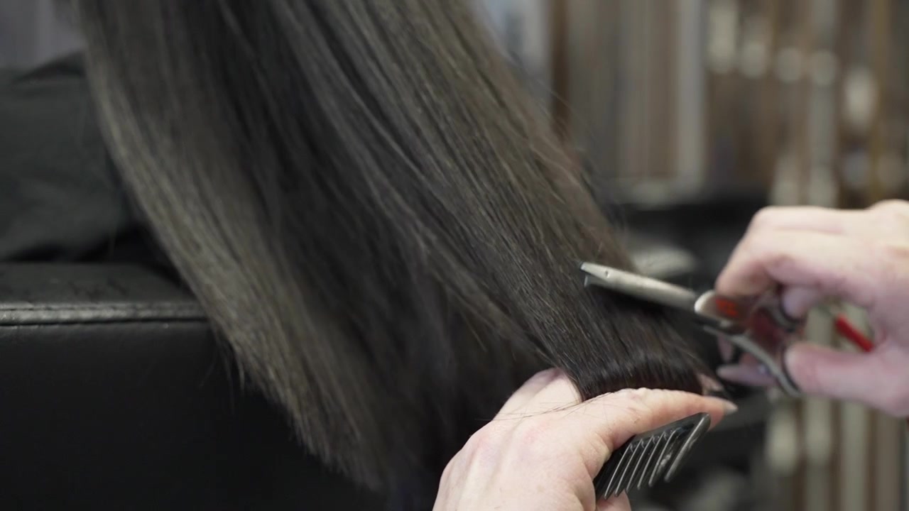 Salon Perfektion: Fjernelse af spaltede spidser på nyklippet hår - Nærbillede.