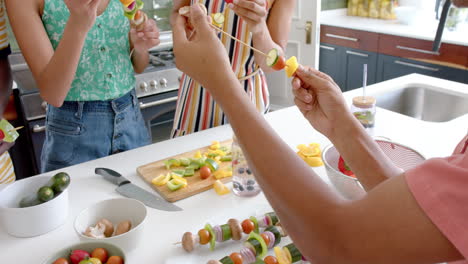 Grupo-Diverso-Prepara-Comida-En-La-Cocina-De-Una-Casa